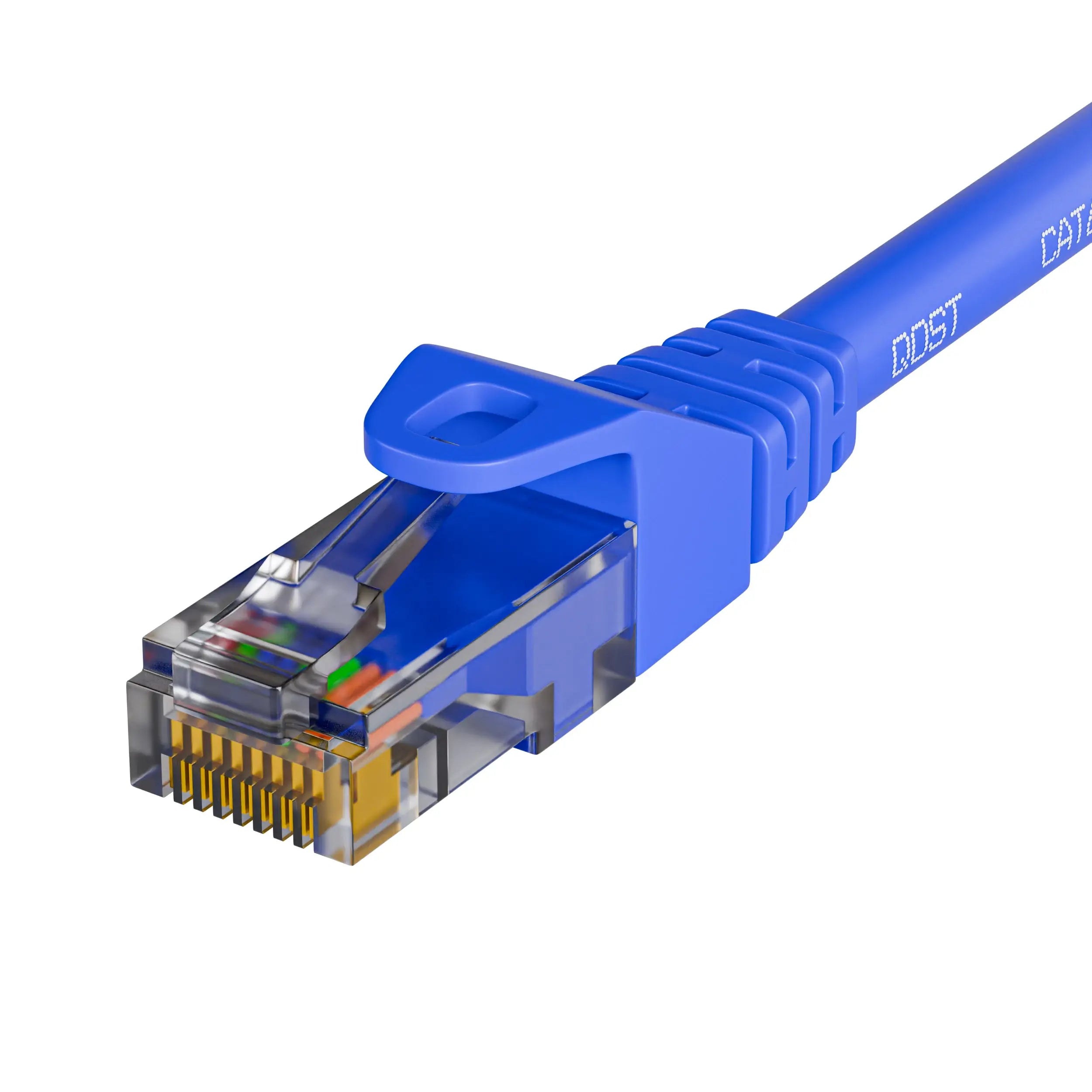 CAT6 UTP internetkabel blauw met RJ45 connector, close-up van de plug, met zicht op de gekleurde draden en de robuuste trekontlasting.