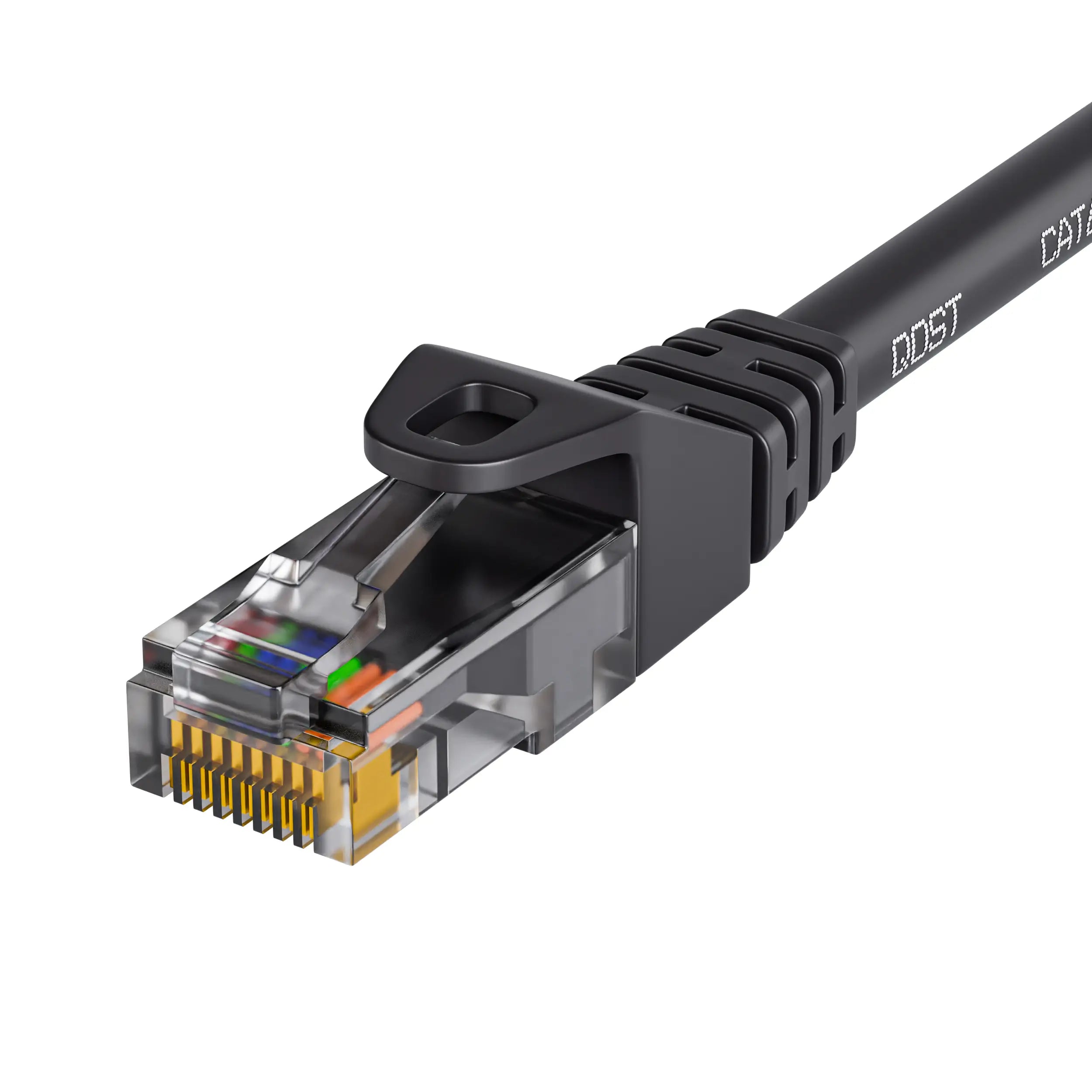 CAT6 UTP internetkabel zwart met RJ45 connector, close-up van de plug, met zicht op de gekleurde draden en de robuuste trekontlasting.
