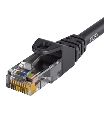 CAT6 UTP internetkabel zwart met RJ45 connector, close-up van de plug, met zicht op de gekleurde draden en de robuuste trekontlasting.
