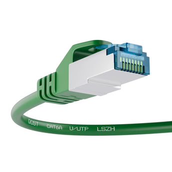 CAT6A CCA UTP LSZH internetkabel groen, met focus op de RJ45 connector en de kabel met opdruk 'U/UTP L’SZH, vanuit een schuine hoek.