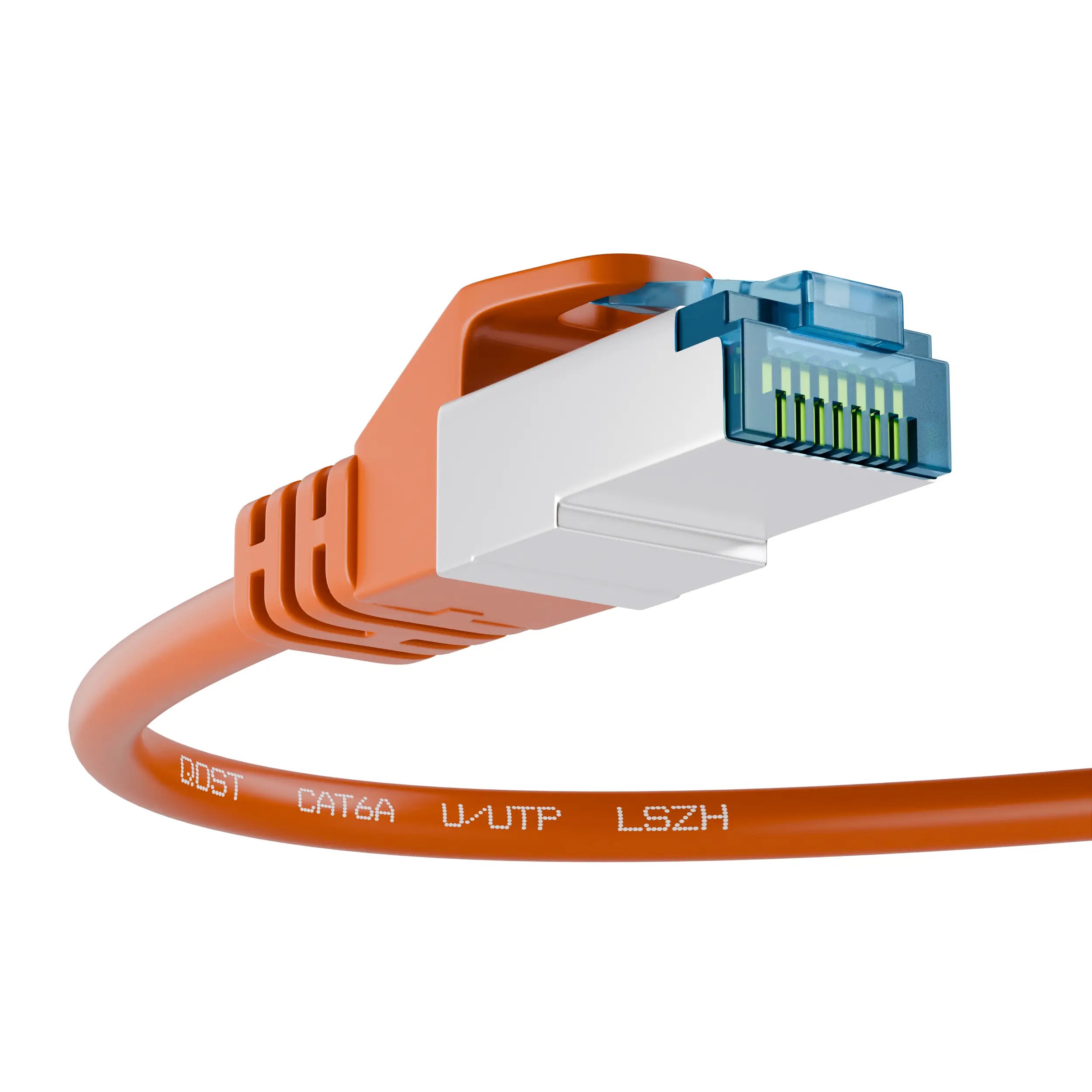 CAT6A CCA UTP LSZH internetkabel oranje, met focus op de RJ45 connector en de kabel met opdruk 'U/UTP LSZH, vanuit een schuine hoek.