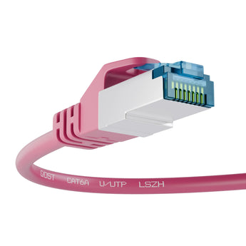 CAT6A CCA UTP LSZH internetkabel roze, met focus op de RJ45 connector en de kabel met opdruk 'U/UTP LSZH, vanuit een schuine hoek.