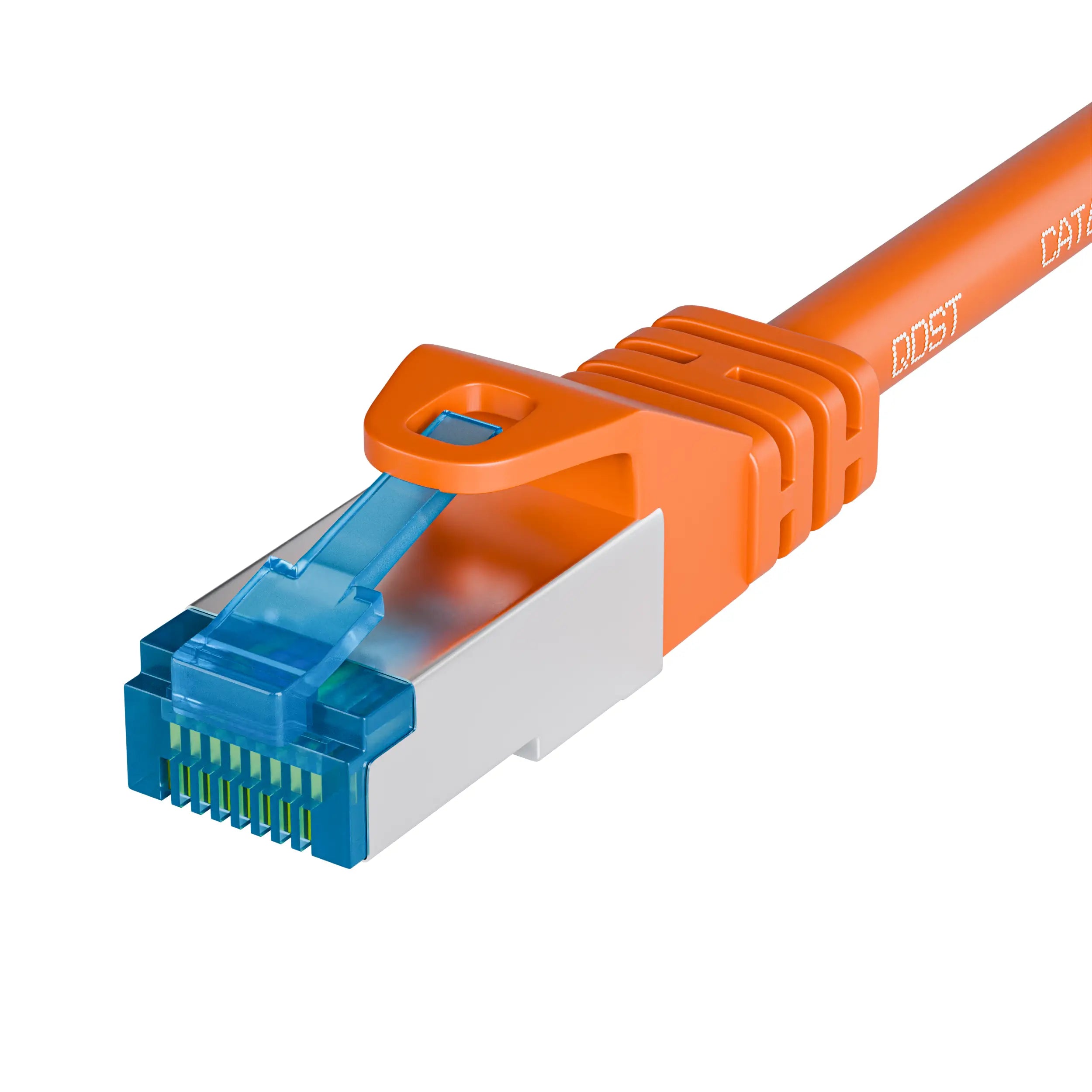 CAT6A CCA UTP LSZH internetkabel oranje met RJ45 connector, close-up van de plug, met zicht op de gekleurde draden en de robuuste trekontlasting.