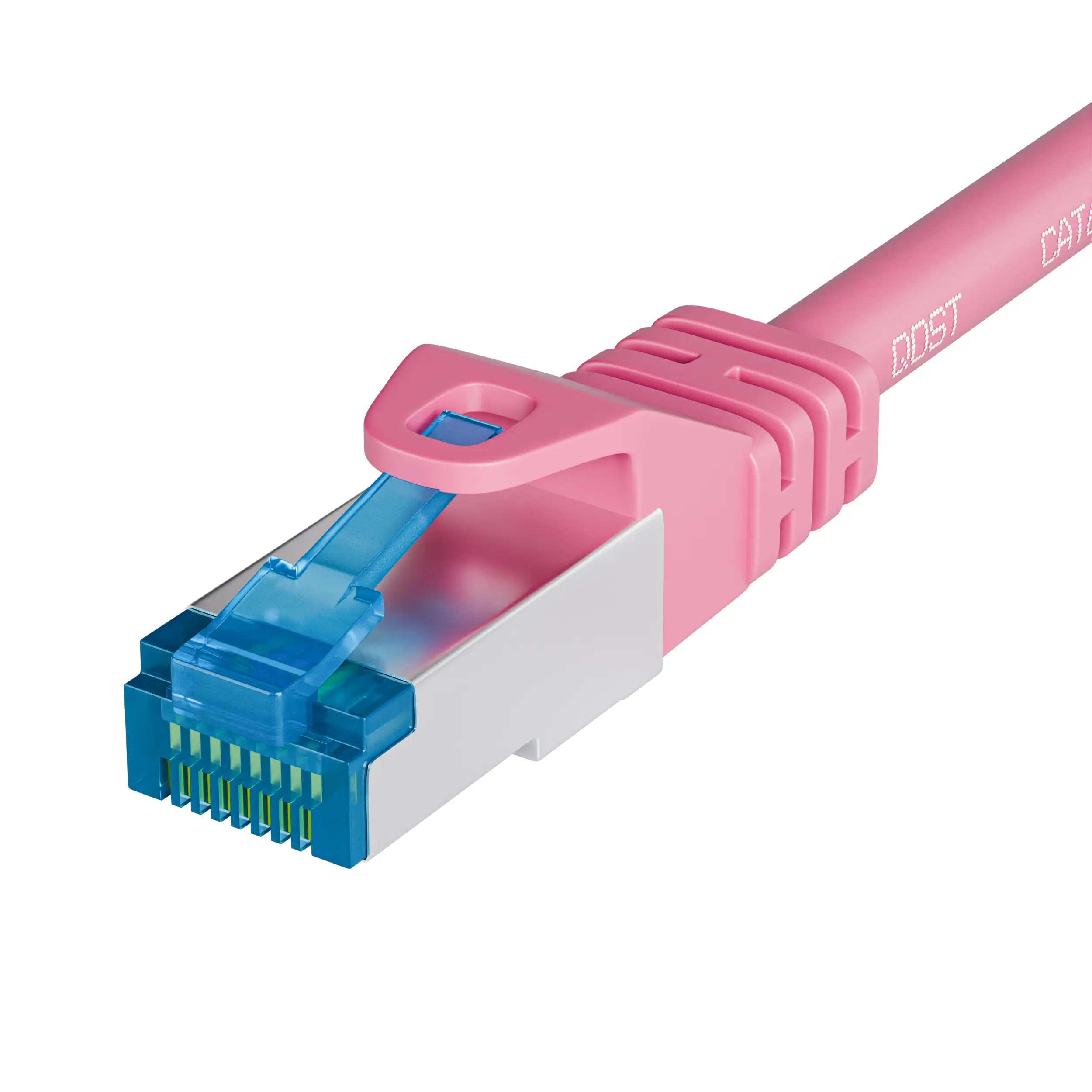 CAT6A CCA UTP LSZH internetkabel roze met RJ45 connector, close-up van de plug, met zicht op de gekleurde draden en de robuuste trekontlasting.