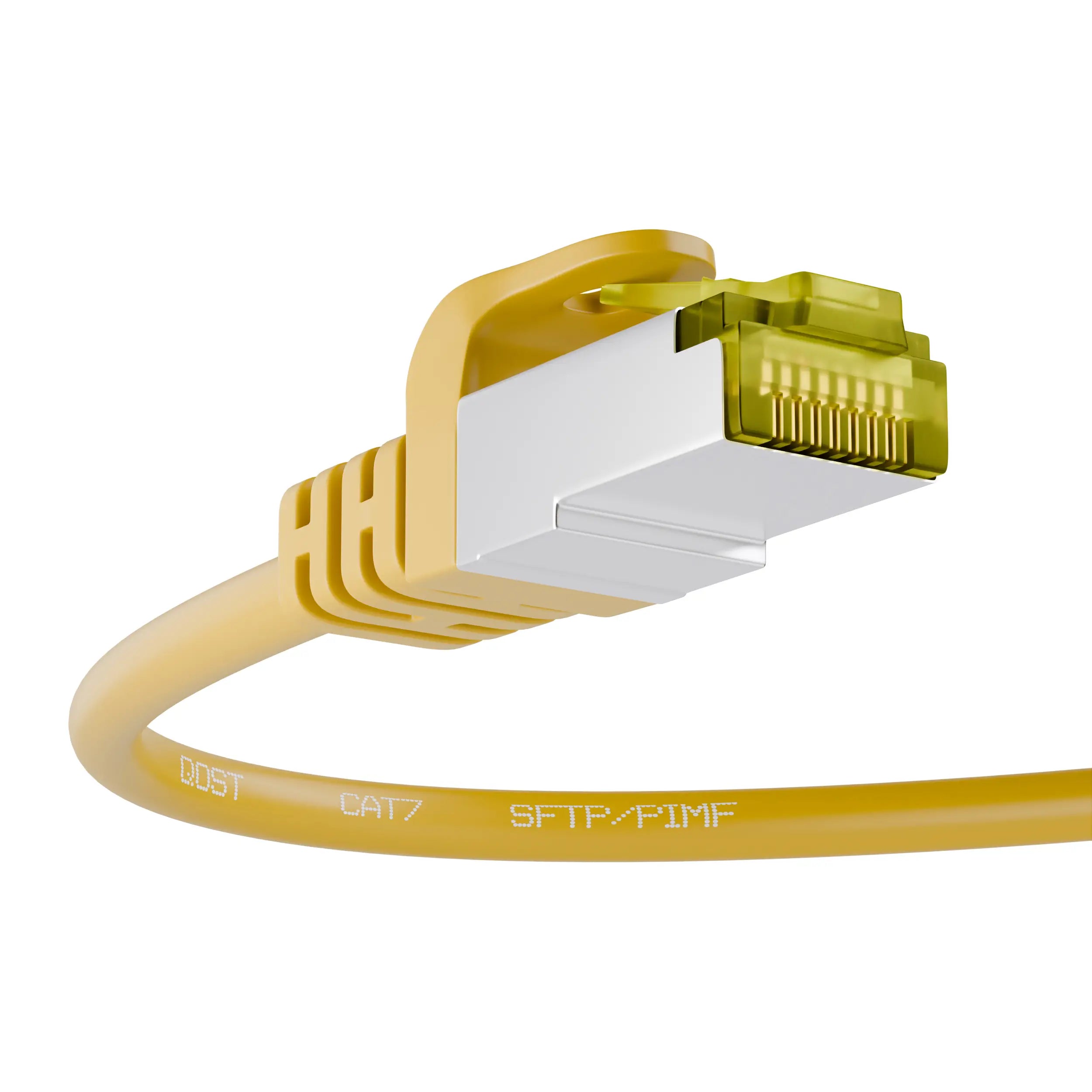 CAT7 CCA SFTP PIMF internetkabel geel, met focus op de RJ45 connector en de kabel met opdruk 'U/UTP LSZH’, vanuit een schuine hoek.