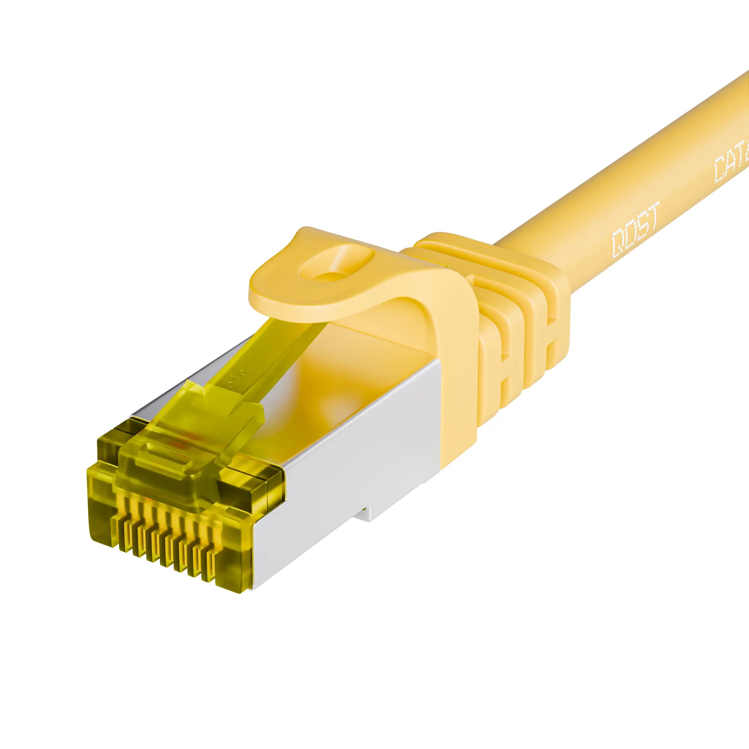 CAT7 CCA SFTP PIMF internetkabel geel met RJ45 connector, close-up van de plug, met zicht op de gekleurde draden en de robuuste trekontlasting.