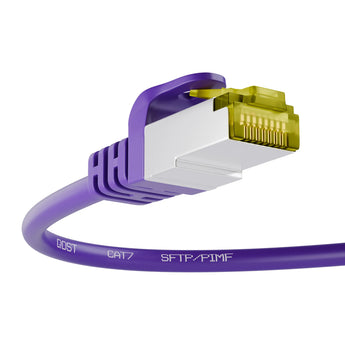 CAT7 CCA SFTP PIMF internetkabel paars, met focus op de RJ45 connector en de kabel met opdruk ’S/FTP PIMF’, vanuit een schuine hoek.