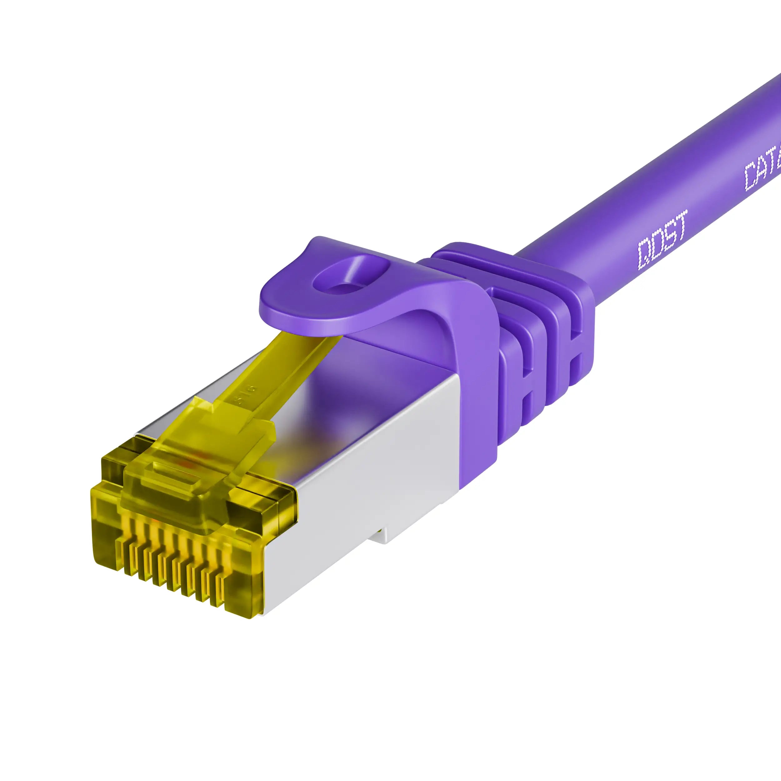 CAT7 CCA SFTP PIMF internetkabel paars met RJ45 connector, close-up van de plug, met zicht op de gekleurde draden en de robuuste trekontlasting.