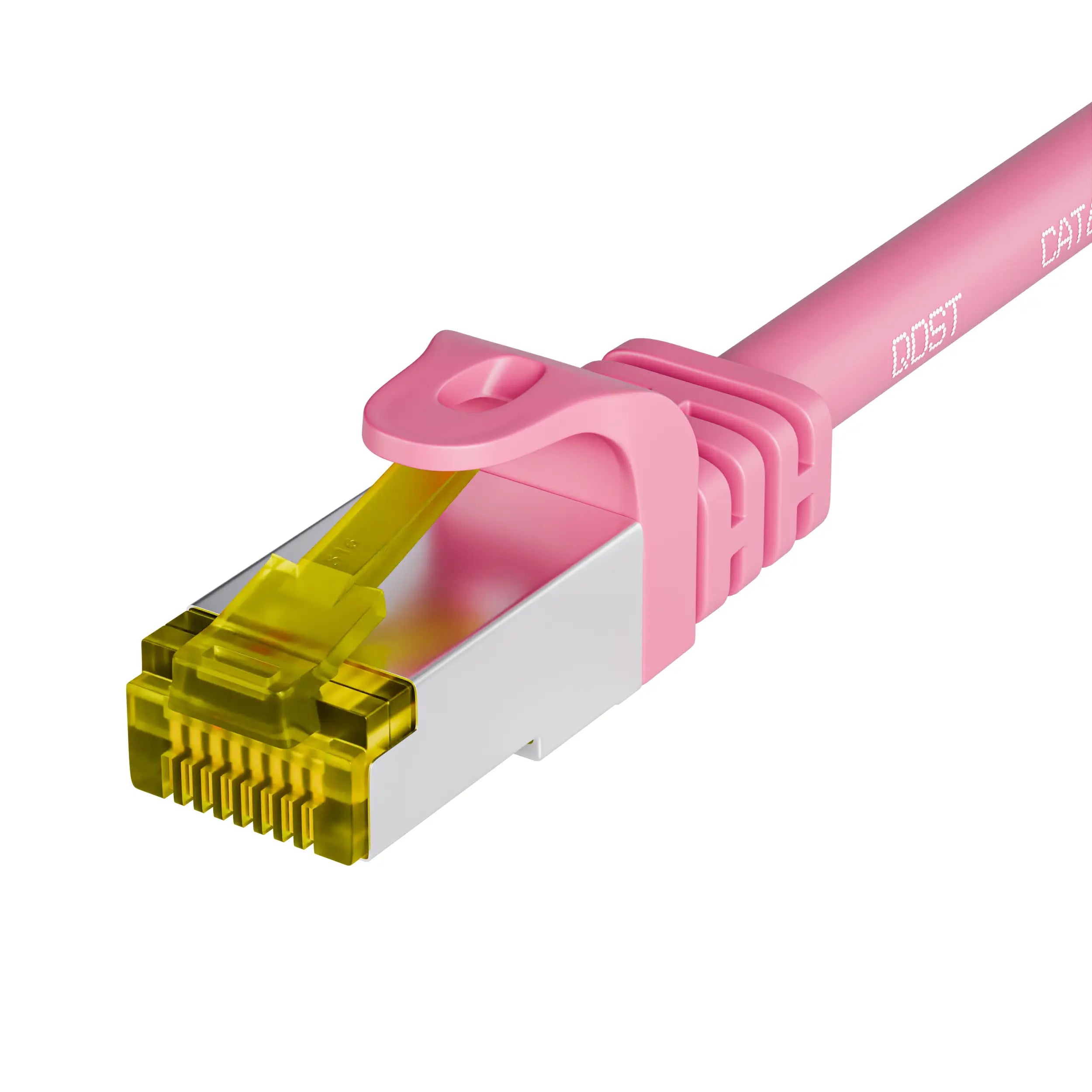 CAT7 CCA SFTP PIMF internetkabel roze met RJ45 connector, close-up van de plug, met zicht op de gekleurde draden en de robuuste trekontlasting.