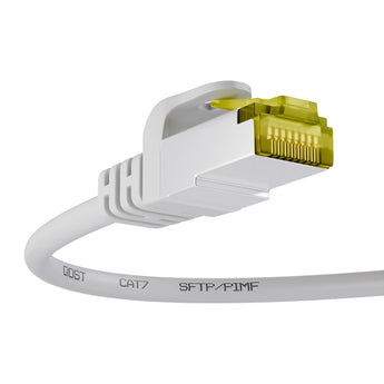 CAT7 CCA SFTP PIMF internetkabel wit, met focus op de RJ45 connector en de kabel met opdruk 'U/UTP LSZH', vanuit een schuine hoek.