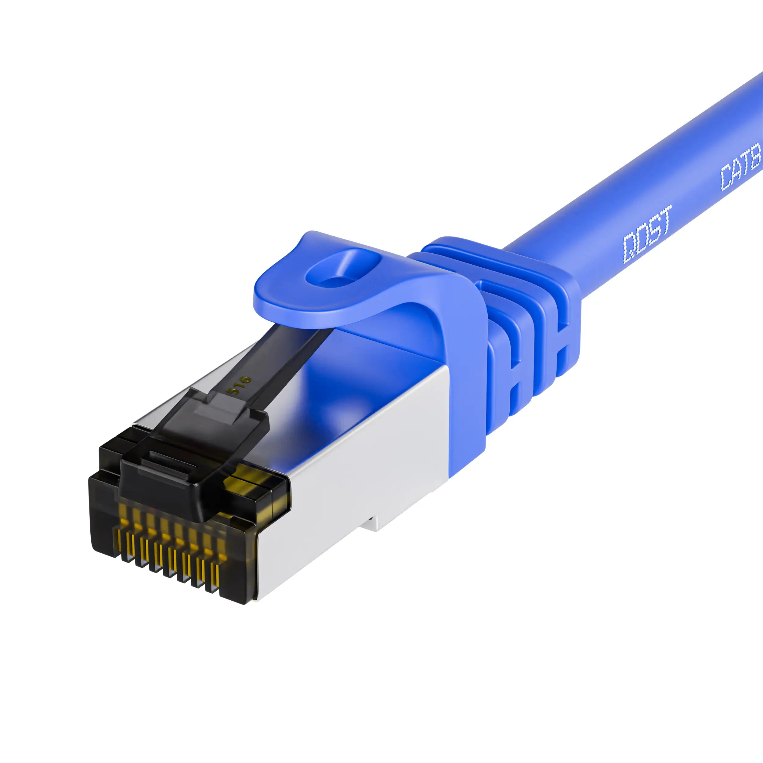 CAT8 koper SFTP PIMF internetkabel blauw met RJ45 connector, close-up van de plug, met zicht op de gekleurde draden en de robuuste trekontlasting.