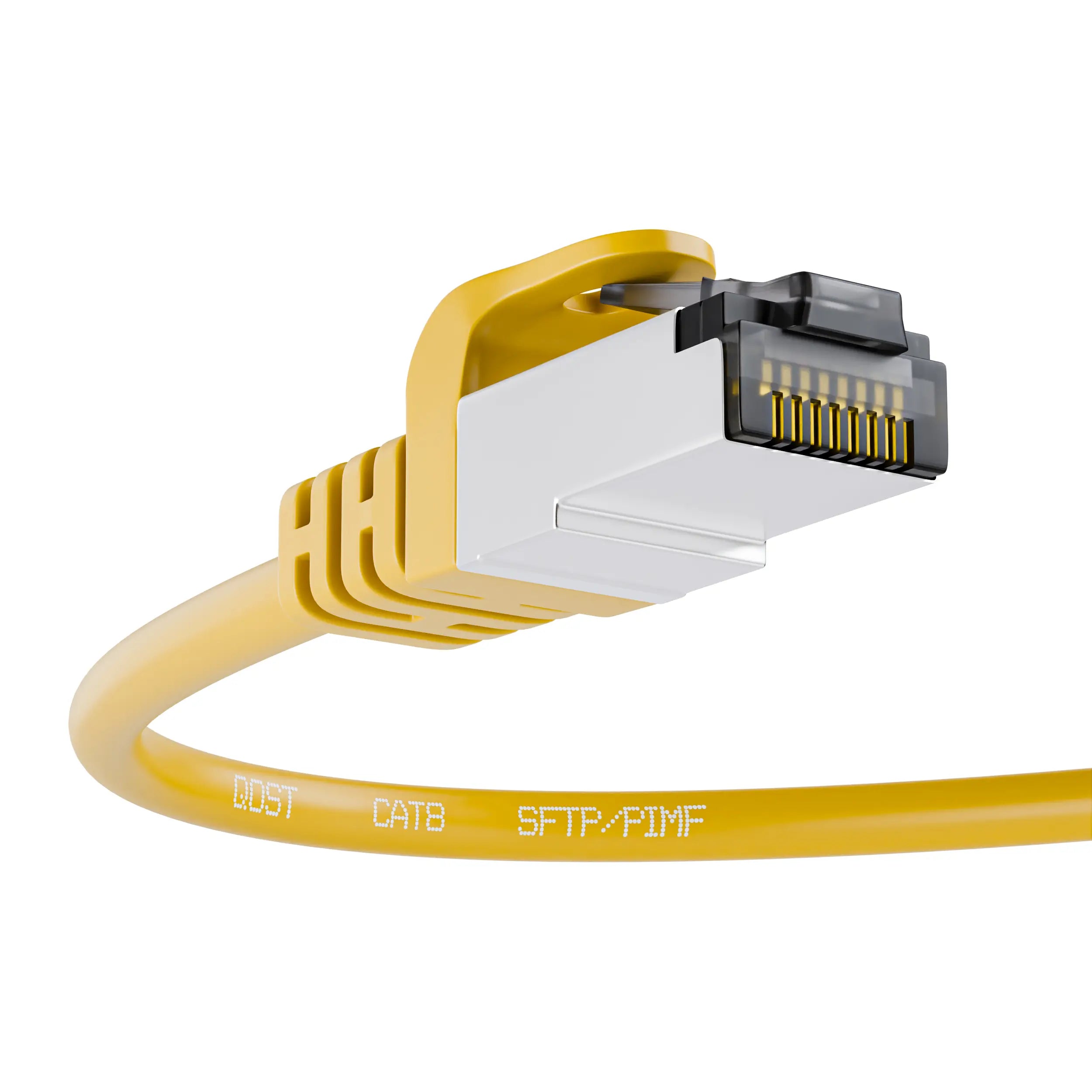 CAT8 koper SFTP PIMF internetkabel geel, met focus op de RJ45 connector en de kabel met opdruk ’S/FTP PIMF’, vanuit een schuine hoek.