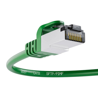 CAT8 koper SFTP PIMF internetkabel groen, met focus op de RJ45 connector en de kabel met opdruk ’S/FTP PIMF’, vanuit een schuine hoek.