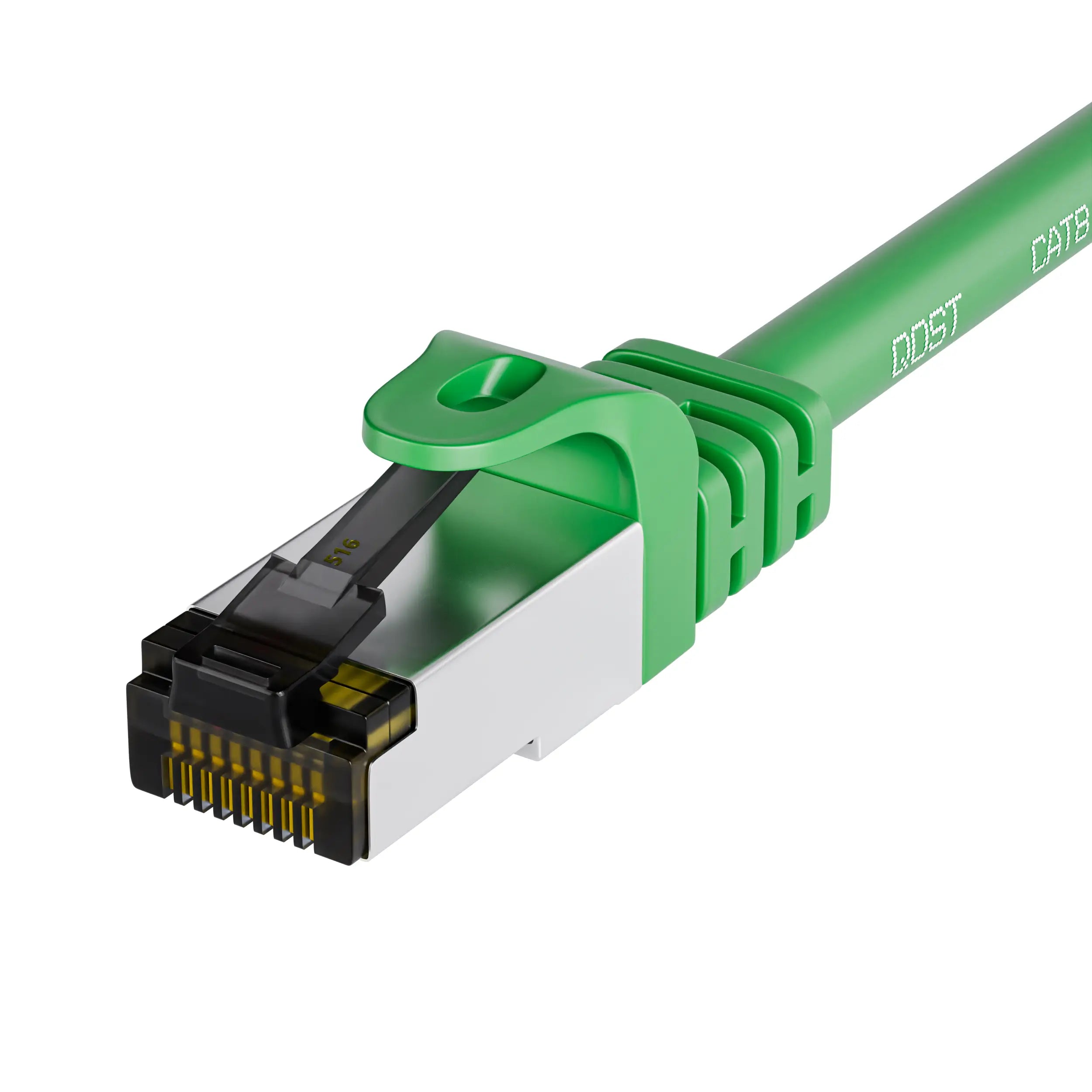 CAT8 koper SFTP PIMF internetkabel groen met RJ45 connector, close-up van de plug, met zicht op de gekleurde draden en de robuuste trekontlasting.