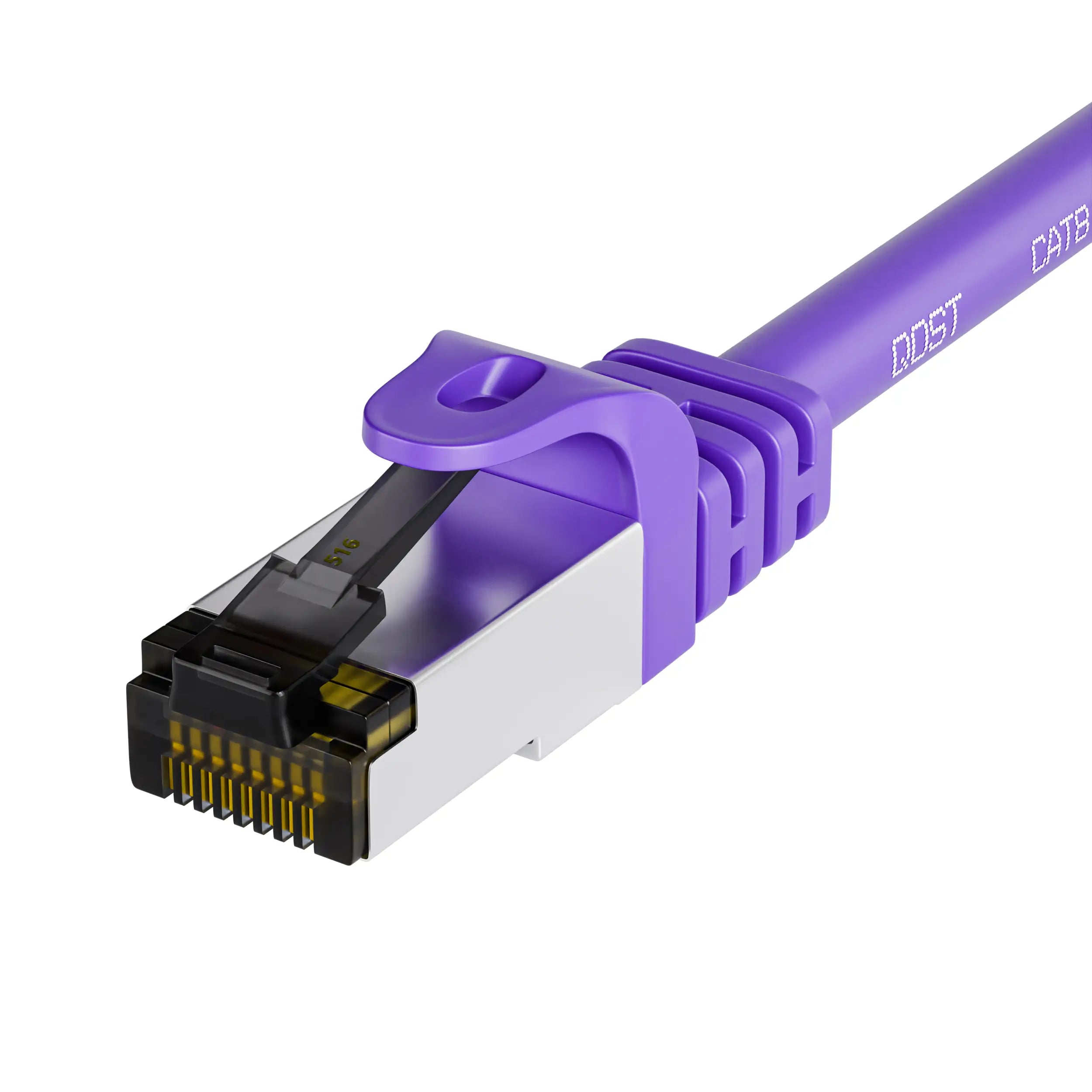 CAT8 koper SFTP PIMF internetkabel paars met RJ45 connector, close-up van de plug, met zicht op de gekleurde draden en de robuuste trekontlasting.