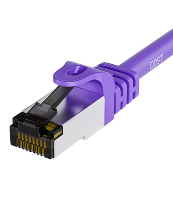 CAT8 koper SFTP PIMF internetkabel paars met RJ45 connector, close-up van de plug, met zicht op de gekleurde draden en de robuuste trekontlasting.