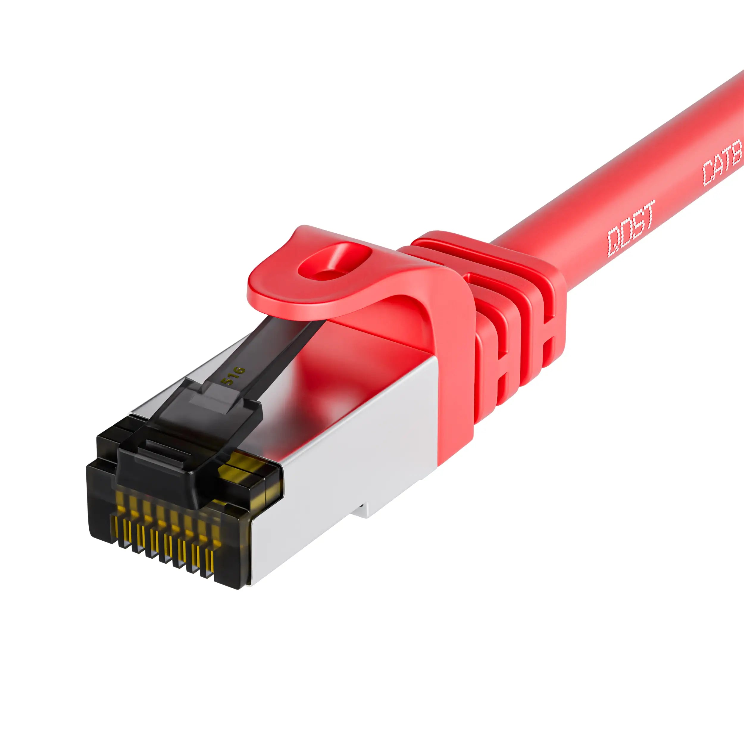 CAT8 koper SFTP PIMF internetkabel rood met RJ45 connector, close-up van de plug, met zicht op de gekleurde draden en de robuuste trekontlasting.