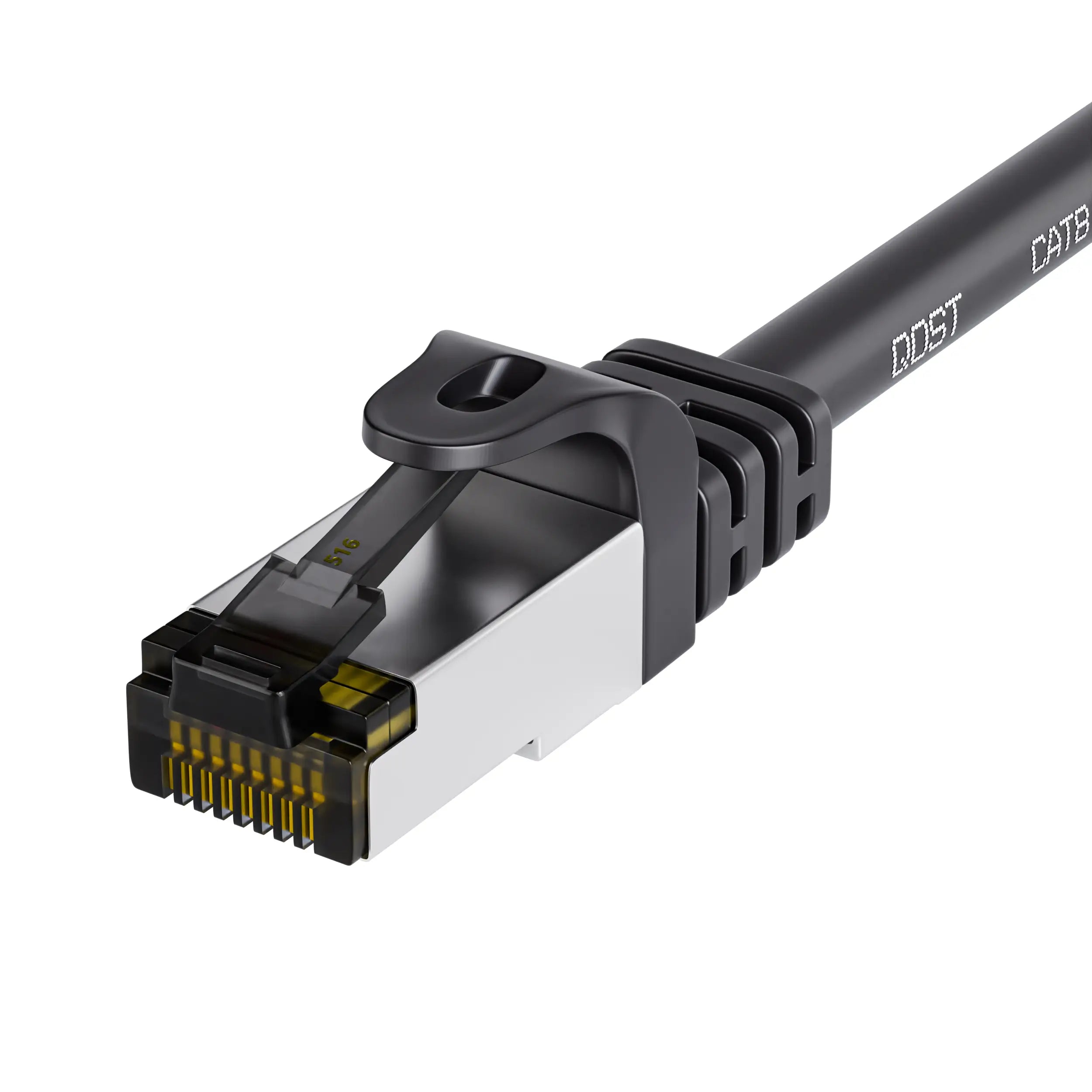 CAT8 koper SFTP PIMF internetkabel zwart met RJ45 connector, close-up van de plug, met zicht op de gekleurde draden en de robuuste trekontlasting.