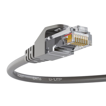 CAT6 internetkabel in grijs, met focus op de RJ45 connector en de kabel met opdruk 'U/UTP', vanuit een schuine hoek.