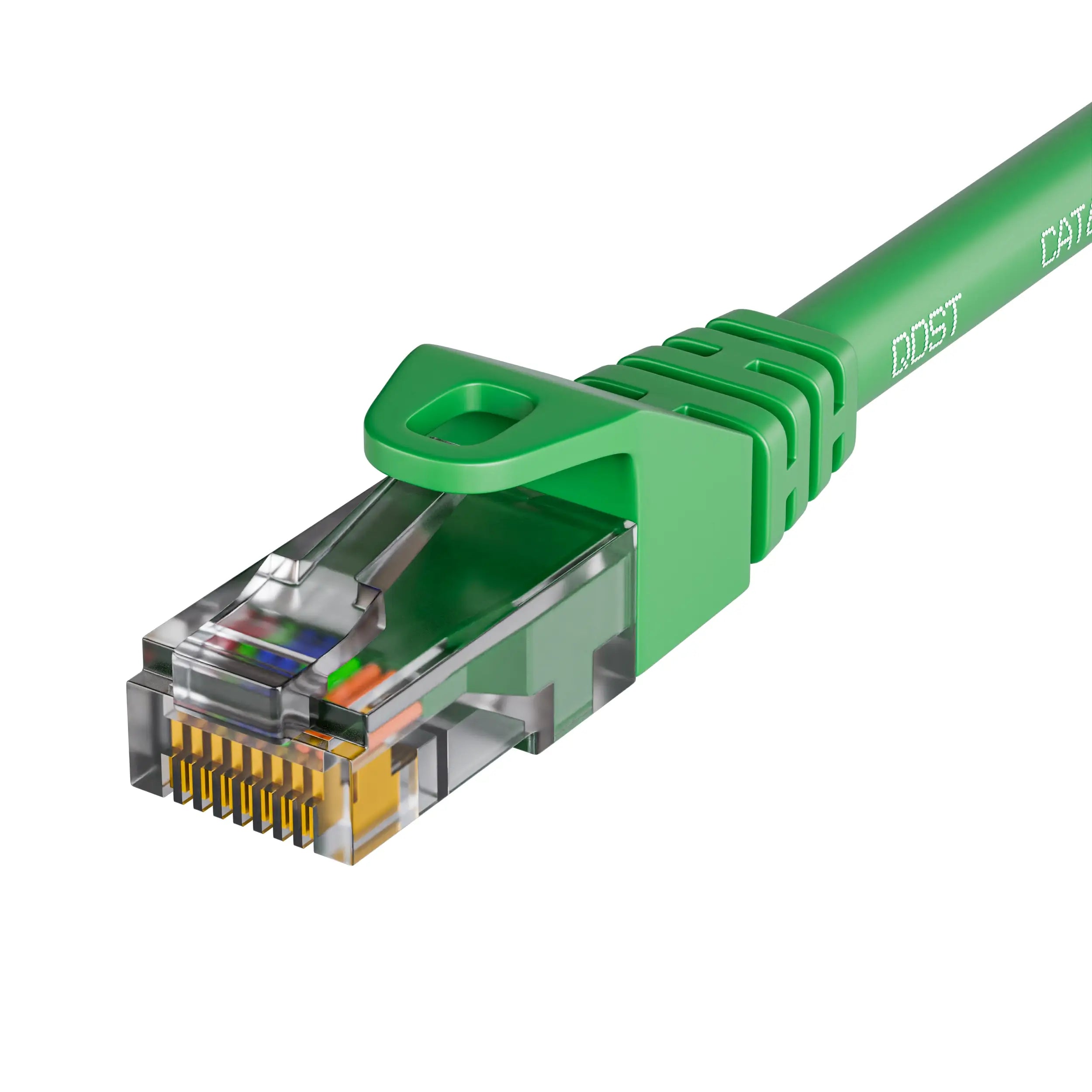 Groene CAT6 UTP internetkabel met RJ45 connector, close-up van de plug, met zicht op de gekleurde draden en de robuuste trekontlasting.