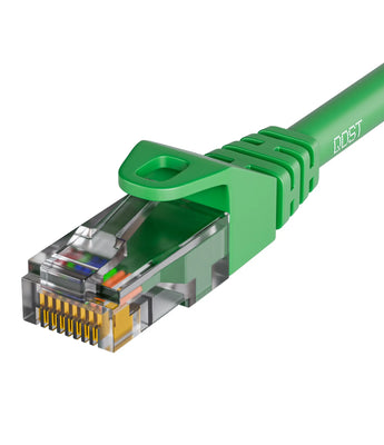 Groene CAT6 UTP internetkabel met RJ45 connector, close-up van de plug, met zicht op de gekleurde draden en de robuuste trekontlasting.