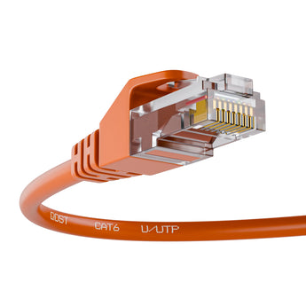 CAT6 internetkabel oranje, met focus op de RJ45 connector en de kabel met opdruk 'U/UTP', vanuit een schuine hoek.