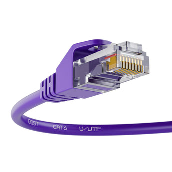 CAT6 internetkabel paars, met focus op de RJ45 connector en de kabel met opdruk 'U/UTP', vanuit een schuine hoek.