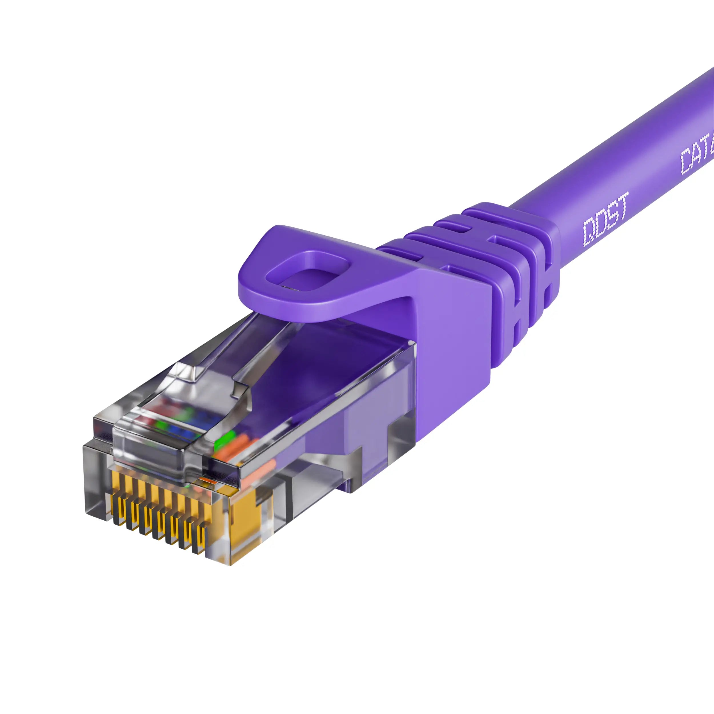 CAT6 UTP internetkabel paars met RJ45 connector, close-up van de plug, met zicht op de gekleurde draden en de robuuste trekontlasting.