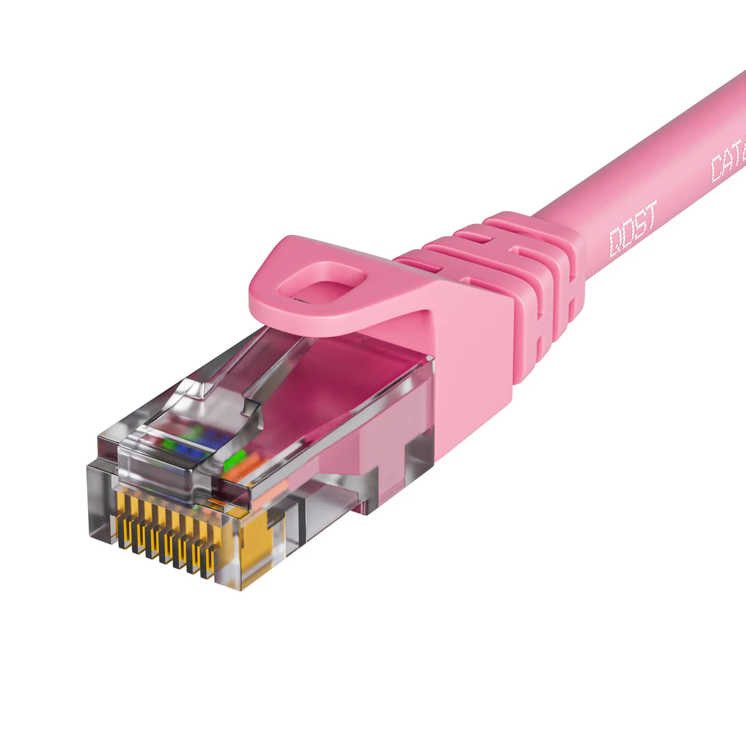 CAT6 UTP internetkabel roze met RJ45 connector, close-up van de plug, met zicht op de gekleurde draden en de robuuste trekontlasting.