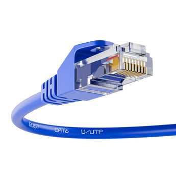 CAT6 internetkabel blauw, met focus op de RJ45 connector en de kabel met opdruk 'U/UTP', vanuit een schuine hoek.