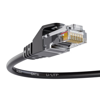 CAT6 internetkabel zwart, met focus op de RJ45 connector en de kabel met opdruk 'U/UTP', vanuit een schuine hoek.