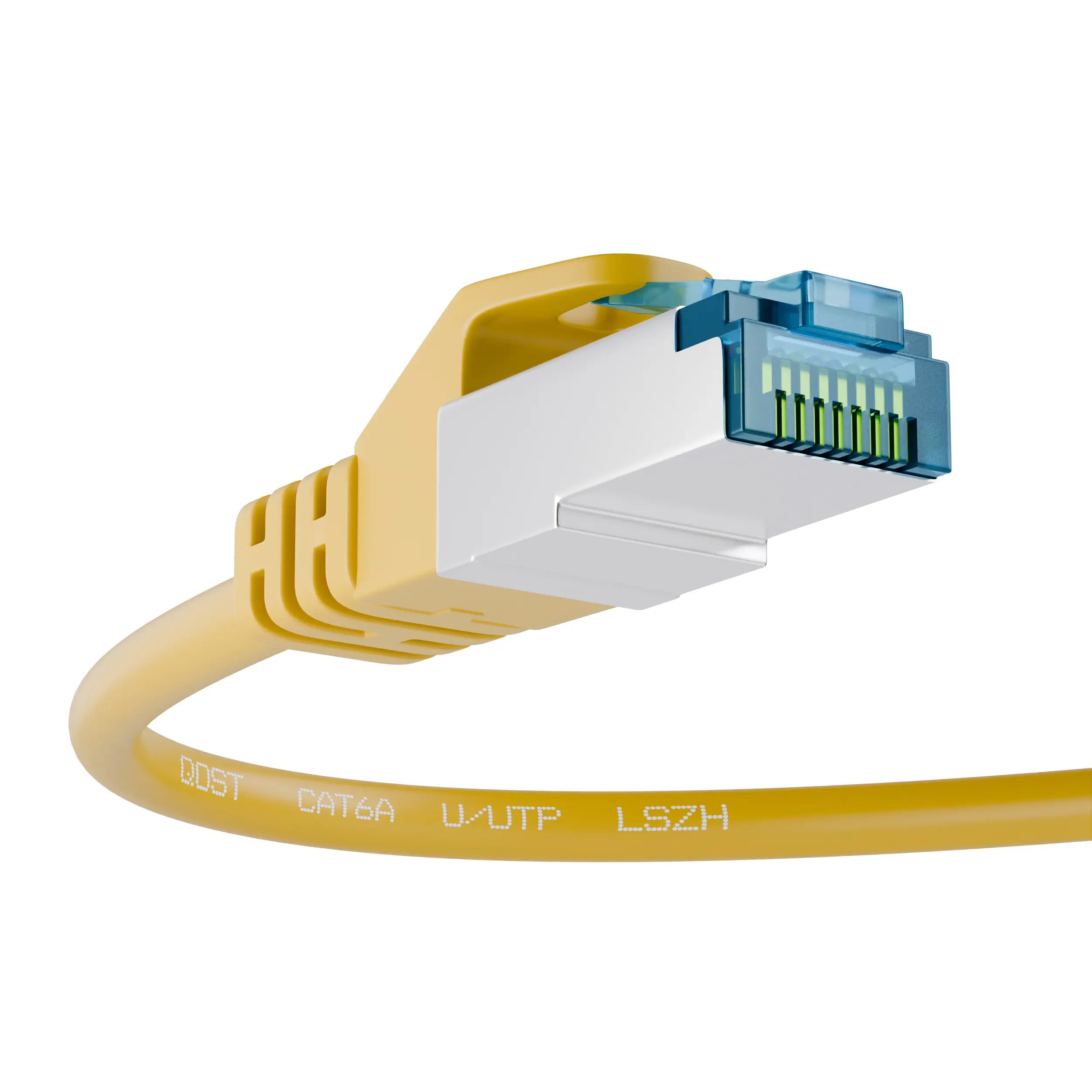 CAT6A CCA UTP LSZH internetkabel geel, met focus op de RJ45 connector en de kabel met opdruk 'U/UTP L’SZH, vanuit een schuine hoek.