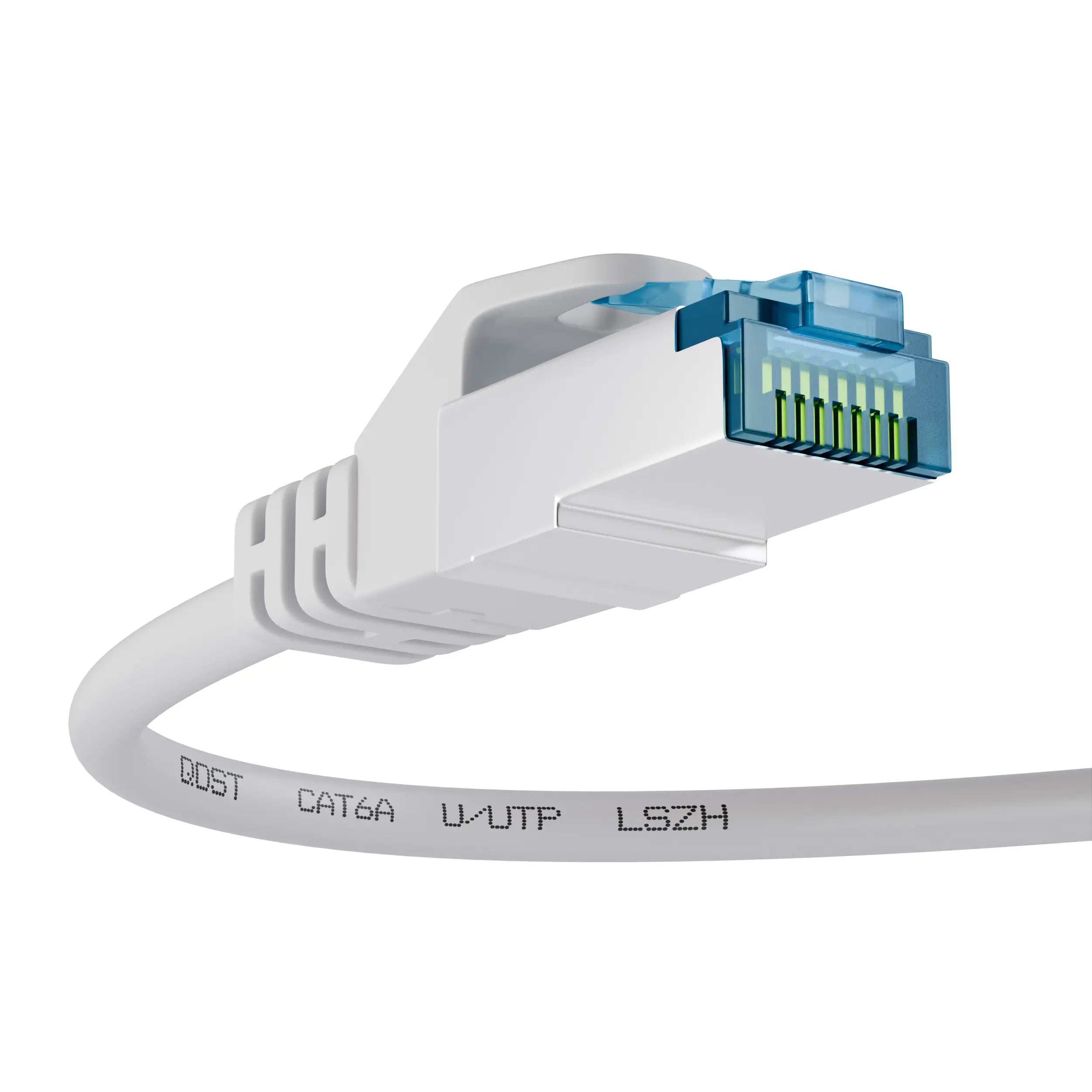 CAT6A CCA UTP LSZH internetkabel wit, met focus op de RJ45 connector en de kabel met opdruk 'U/UTP L’SZH, vanuit een schuine hoek.