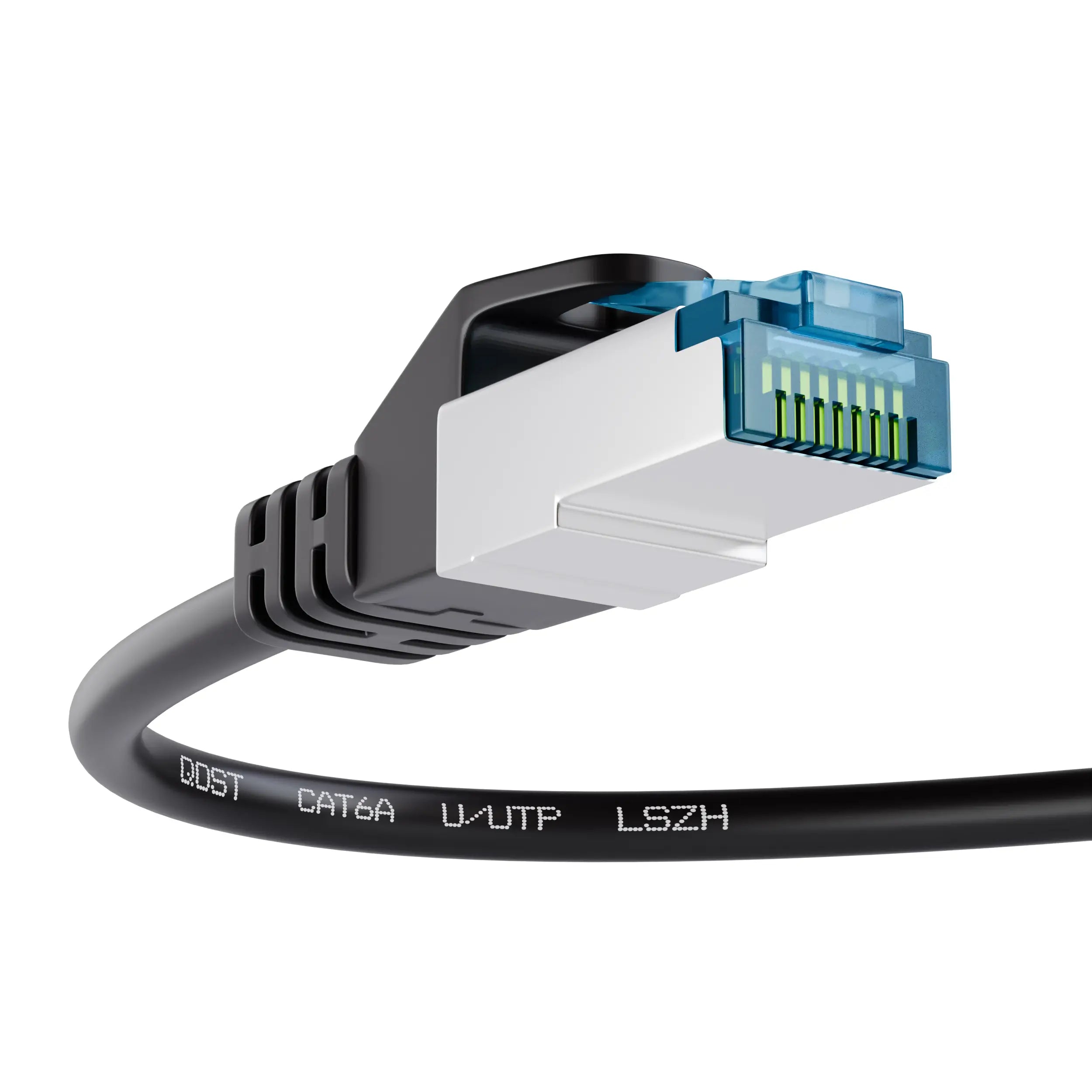 CAT6A CCA UTP LSZH internetkabel zwart, met focus op de RJ45 connector en de kabel met opdruk 'U/UTP L’SZH, vanuit een schuine hoek.